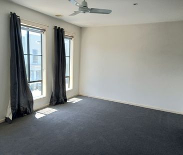 THREE BEDROOM TOWNHOUSE - Photo 4