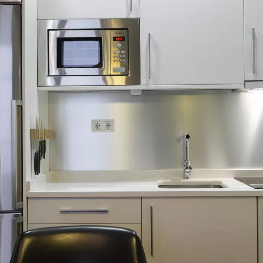 Cool studio apartment for rent near Teatro Alfil in Malasaña - Photo 1