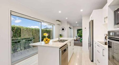 Stunning Orewa 4BR Townhouse w/ Amenities - Photo 4