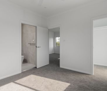 Modern Three Bedroom Townhouse - Photo 3