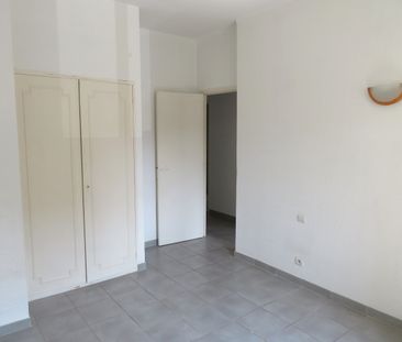 Nîmes, T4, 700€ H.C, Place Hubert Rouger, 83m² - Photo 3