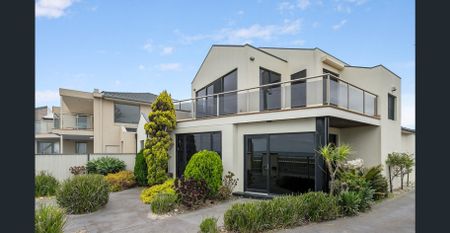 Beautiful Beachside Beauty - Photo 2