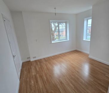 3 Bed Semi-Detached House, Merryoak Green, SO19 - Photo 1