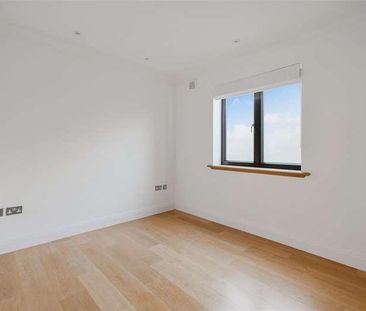 The Crescent, Station Road, Woldingham, CR3 - Photo 2