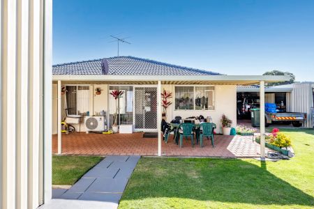 Family living with space for work and play. - Photo 3