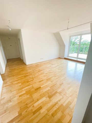 Lichtdurchflutete Dachgeschoßwohnung mit großem Balkon und Einbauküche in schöner Grünlage! - Photo 2