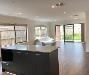 Modern Family living - Photo 1