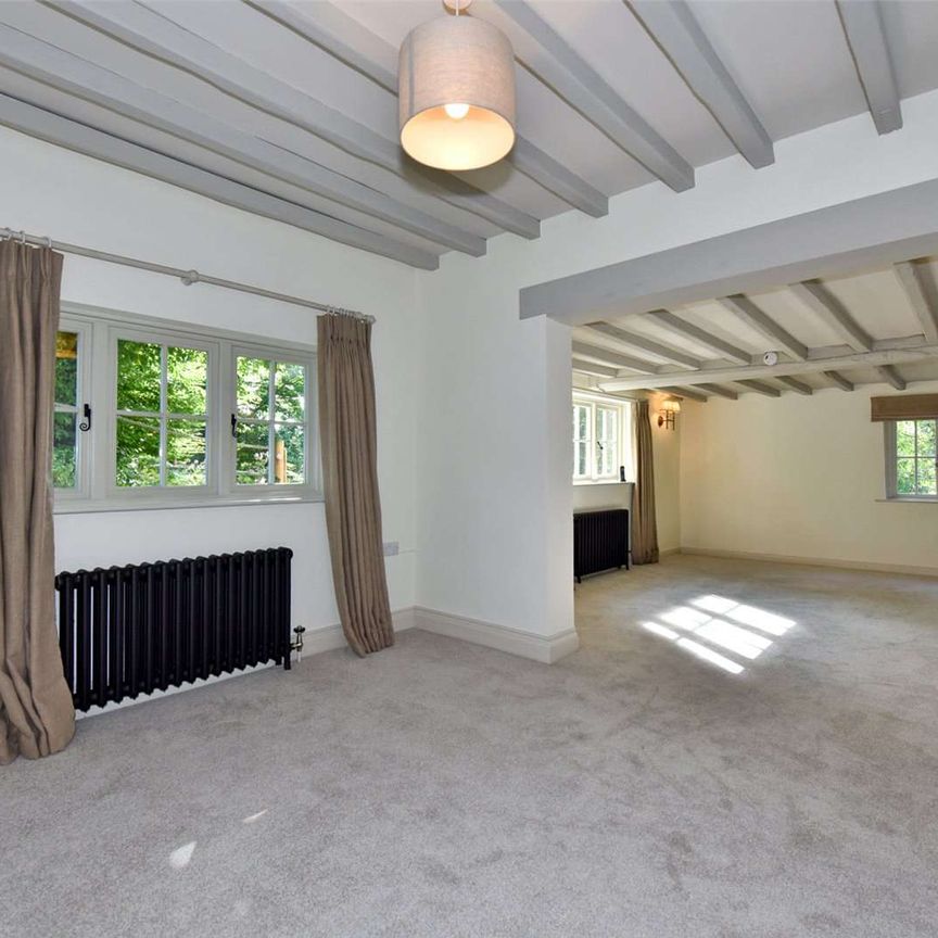 An attractive cottage in private grounds in an idyllic village - Photo 1