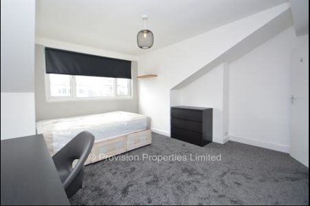 6 Bedroom Student Properties in Hyde Park - Photo 2