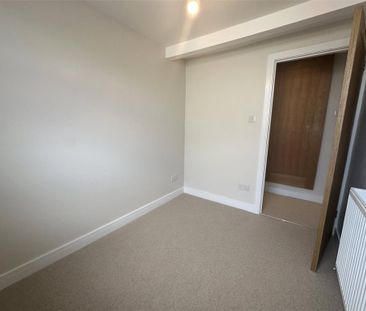 3 bedroom end of terrace house to rent - Photo 2