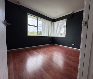 Spacious Sun-Filled 3 Double Bedroom Modern House - Photo 6