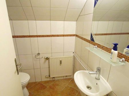 Ideal für 1-2 Personen! Ausgefallene 3-Zimmer-Dachgeschoßwohnung mit Balkon in ländlicher Umgebung - Photo 5