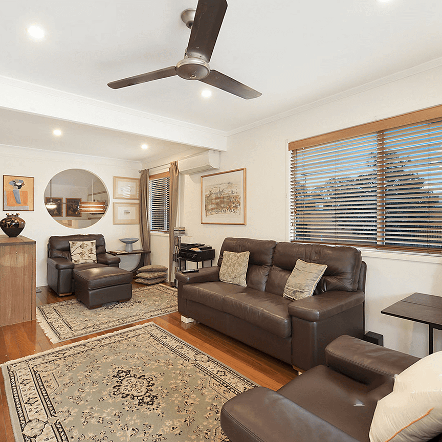 Lovely home, space for a caravan & walk to the beach - Photo 1