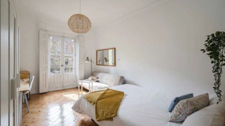 Room in a shared 8-bedroom apartment for rent in Almagro. - Photo 2