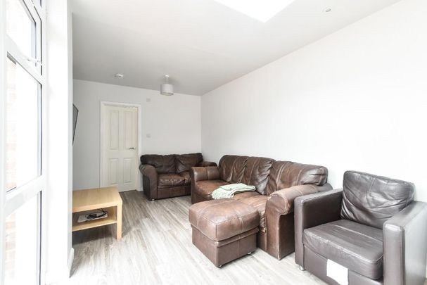 6 bedroom semi-detached house to rent - Photo 1