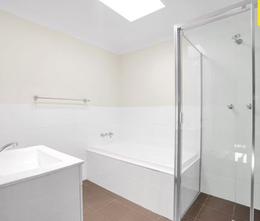 WELL MAINTAINED THREE BEDROOM TOWNHOUSE! - Photo 6