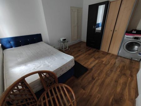 2 bedroom block of apartments to rent - Photo 2