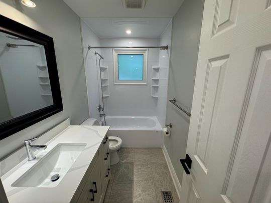 For Lease - 8 Redwood Court Unit# Upper, Barrie, Ontario - Photo 1