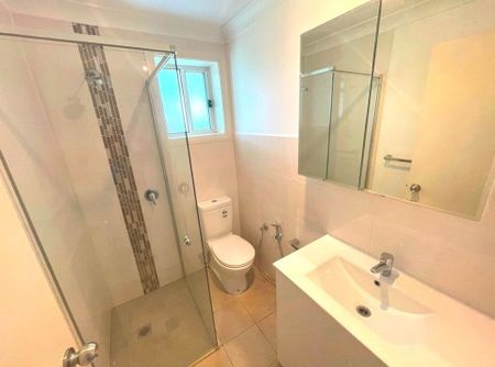 Modern 3 Bed Flat with Ensuite&excl; - Photo 5