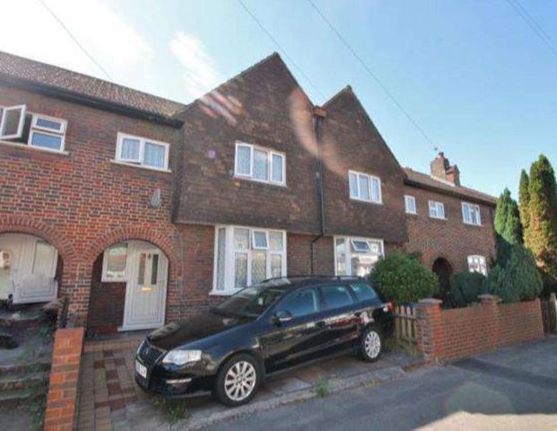 Frimley Gardens Room 1 - Photo 1