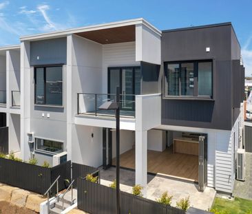 1 Bronte Circuit, Hope Island - Photo 3