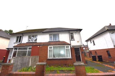 4 bedroom House in Langdale Avenue, Leeds - Photo 2