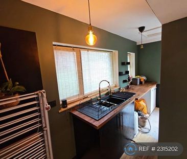 3 bedroom semi-detached house to rent - Photo 5