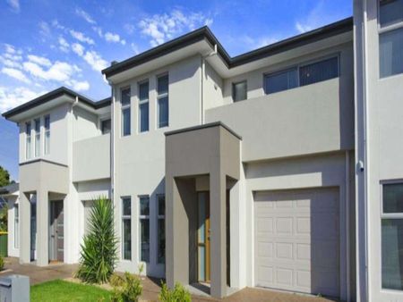 Beautiful 3 Bedroom Family Townhouse - Photo 2