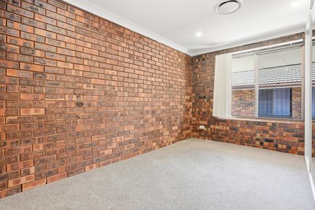 Air-Conditioned Three Bedroom Townhouse with Large Easy-Care Courtyard and Single Garage! - Photo 5