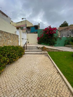 Furnished house with a lot of charm in the center of Carcavelos - Photo 1