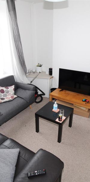 Room For Rent Collins Terrace, Pontypridd - Photo 1