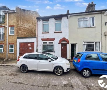 3 bedroom end of terrace house to rent - Photo 3