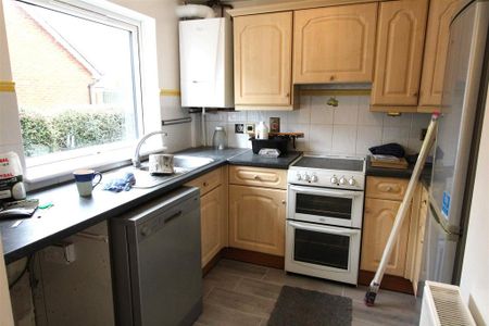 3 bedroom semi-detached house to rent - Photo 2
