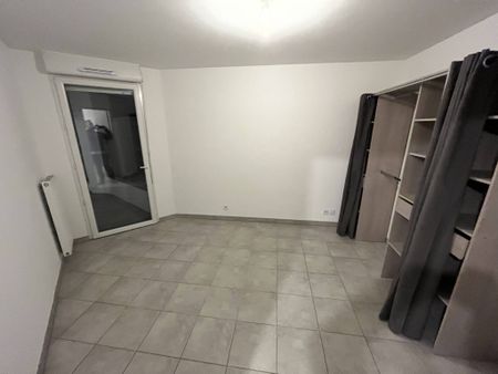 Appartement 3 pièces 55m2 MARSEILLE 11EME 855 euros - Photo 3