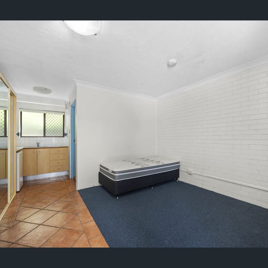 Broadwater-Front Studio with Resort Facilities - Partly Furnished - Photo 1