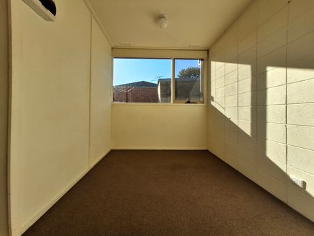 Charming 2-Bedroom Unit in Prime Location - Photo 4