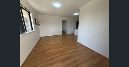 Freshly renovated 2 by 1 unit - Photo 2