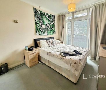 3 bedroom flat to rent - Photo 6