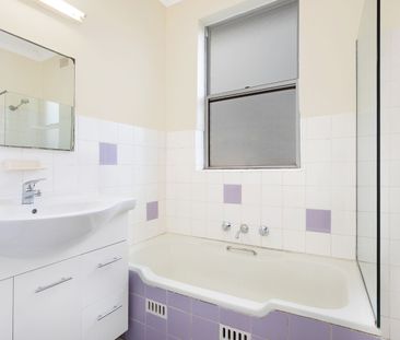 Sunny Top-Floor Apartment in Peaceful Vaucluse Setting - Photo 5