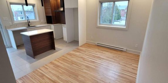 4½ Tranquille Rénové | WiFi, Stationnement, A/C Inclus - Photo 2