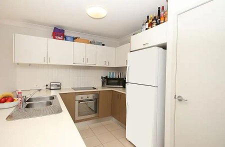 “Spacious, Well Maintained, Family Abode ** Break Lease - Benefit From Initial 3 Months' Rent Under Market Price **” - Photo 2