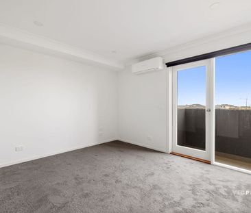 TOWNHOUSE LIVING AT IT'S FINEST! - Photo 3