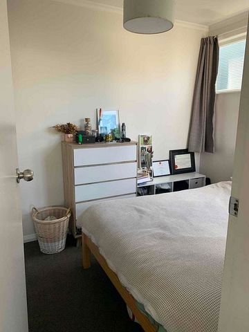 Charming 1BR Flat in Vibrant Newtown - Photo 3