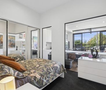 Character filled 2 bedroom apartment with street access - Photo 4