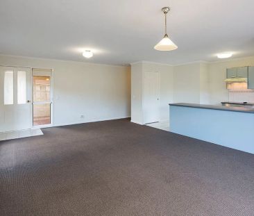 Spacious 3-Bedroom Villa in Quiet Carindale Village with Pool Access - Photo 1