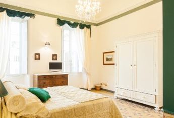 Center-Historic Jewish Quarter: Elegant apartment situated in beautiful Palazzo Nobiliare. Entrance, spacious living with original wood frescoed ceilings, large modern dining and kitchen, 4 bedrooms, 4 Baths, small terrace. #1527