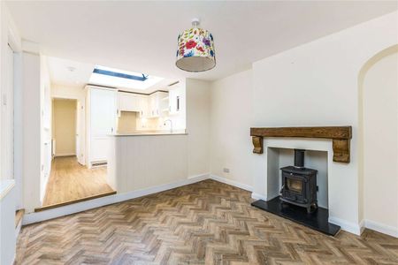 A delightful, modernised two/ three bedroom cottage in the heart of Harpenden - Photo 2