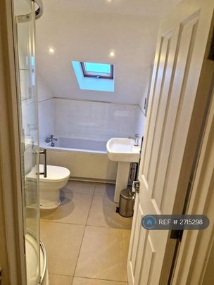 1 bedroom in a house share to rent - Photo 1