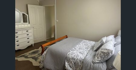 Bedroom Cottage – Private & Convenient! - Photo 3