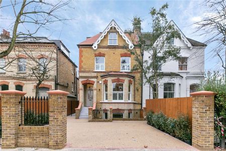 An exceptional, newly refurbished six bedroom house with off-street parking COI Cand studio annexe. - Photo 2
